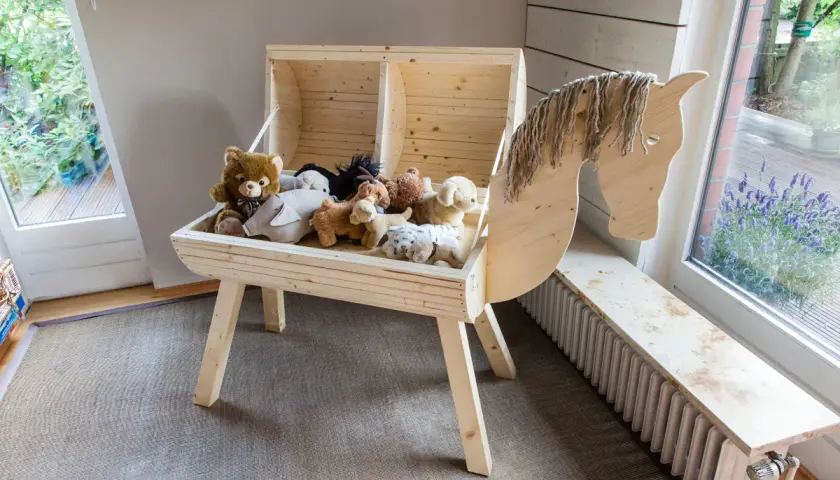 Ein selbstgebautes Holzpferd mit Spielzeug. Ein schönes Projekt, um holzpferd selber bauen zu lernen und ein tolles Spielzeug für Kinder zu schaffen.