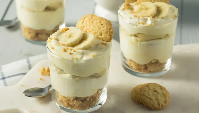 Délicieuse mousse au miel et banane en verrines, garnie de biscuits croquants. Un dessert léger et gourmand.