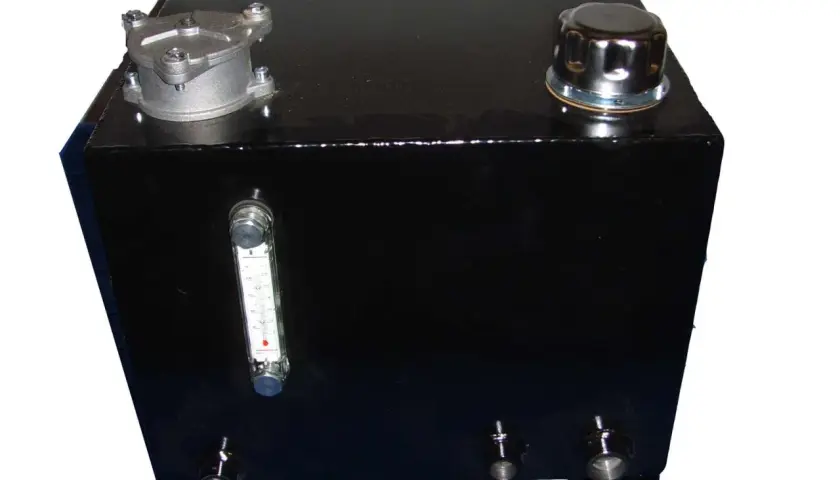 Schwarzer hydrauliköltank 10l mit Füllstandsanzeige und Schraubverschluss, bereit für den Einsatz.