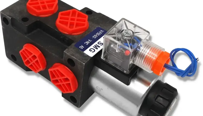 Elektrozawór 12V z czerwonymi zaślepkami i przezroczystą cewką. Idealny do projektów, gdzie liczy się precyzja i jak podłączyć elektrozawór 12v.