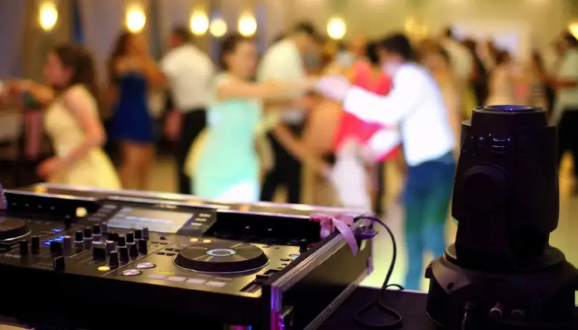 Jak zostać DJ-em weselnym? Poradnik krok po kroku i zarobki
