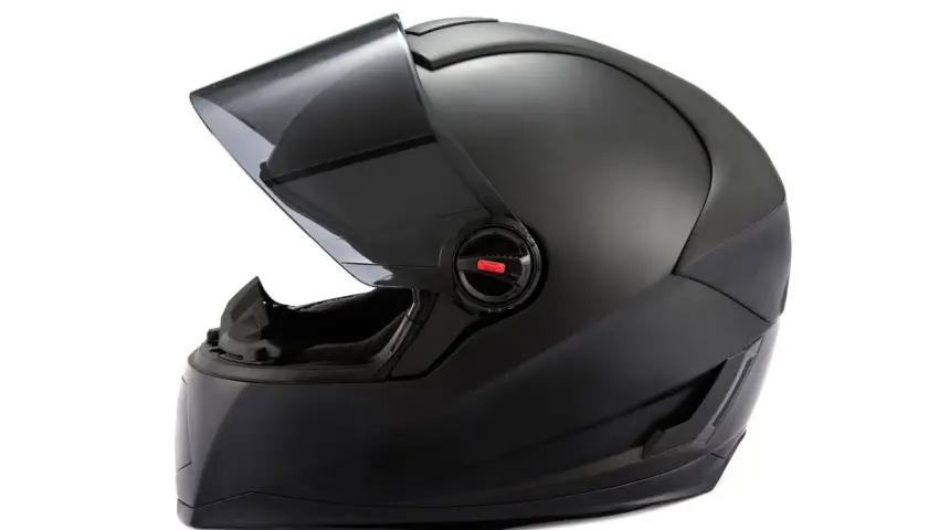 Casco de moto negro mate con visor ahumado levantado. Ideal para reparar casco moto y mantener tu equipo en óptimas condiciones.