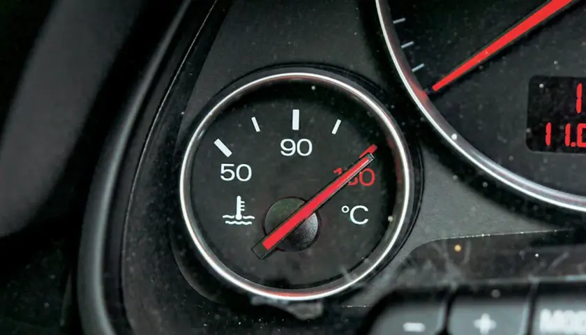 Wskaźnik pokazuje temperaturę płynu chłodniczego na poziomie 90°C.