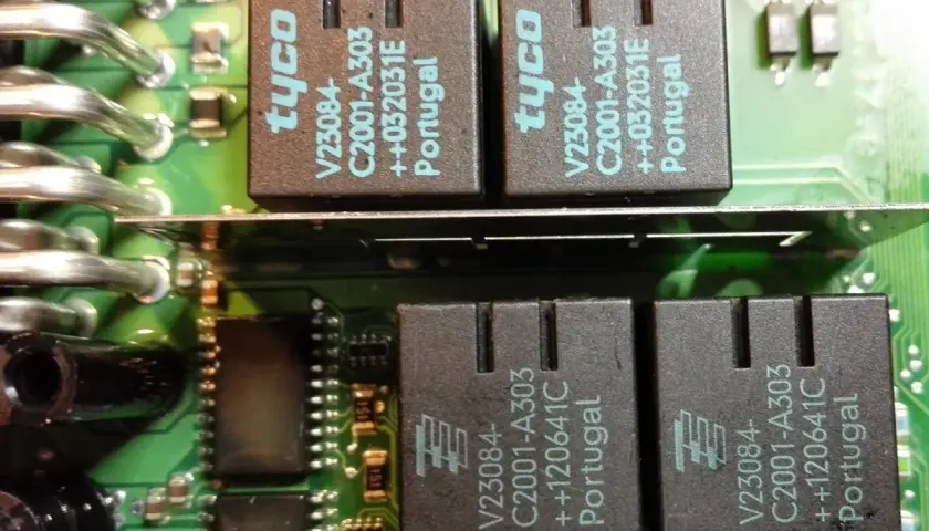 Zbliżenie na moduł elektroniczny z przekaźnikami Tyco V23084.