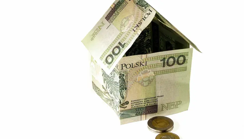 Dom z banknotów 100 zł i monet. Czy czynsz zależy od ilości osób? To pytanie nurtuje wielu wynajmujących.