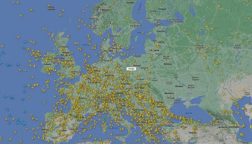 Mapa Europy z zaznaczonymi samolotami. Chcesz wiedzieć, jak sprawdzić, gdzie jest samolot? Ta mapa pokazuje ich aktualne położenie.