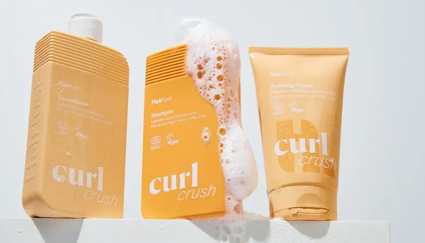Hårvårdsprodukter från Hairlust för lockigt hår: schampo, balsam och definierande kräm. Perfekt för att ge liv åt vågigt, lockigt och krusigt hår.