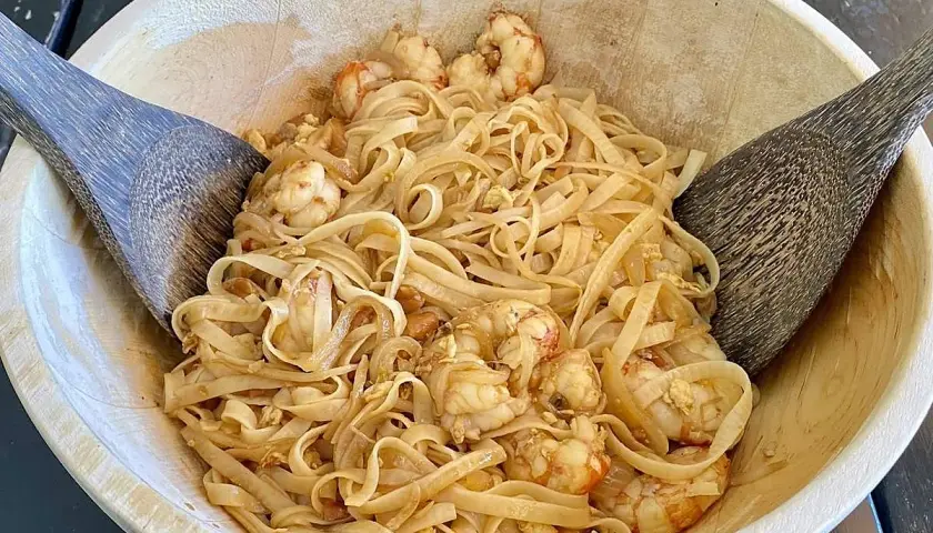 Un delicioso plato de fideos de arroz con camarones, perfecto para tu próxima receta pad thai.