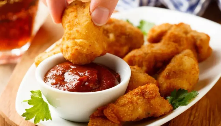 Chrupiące, złociste domowe nuggetsy jak z McDonalda, maczane w sosie. Idealne na przekąskę!