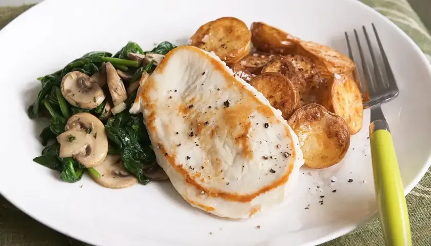 Smażony filet z indyka z pieczonymi ziemniakami i szpinakiem z pieczarkami. Idealna odpowiedź na pytanie: co zrobić z fileta z indyka na szybko.