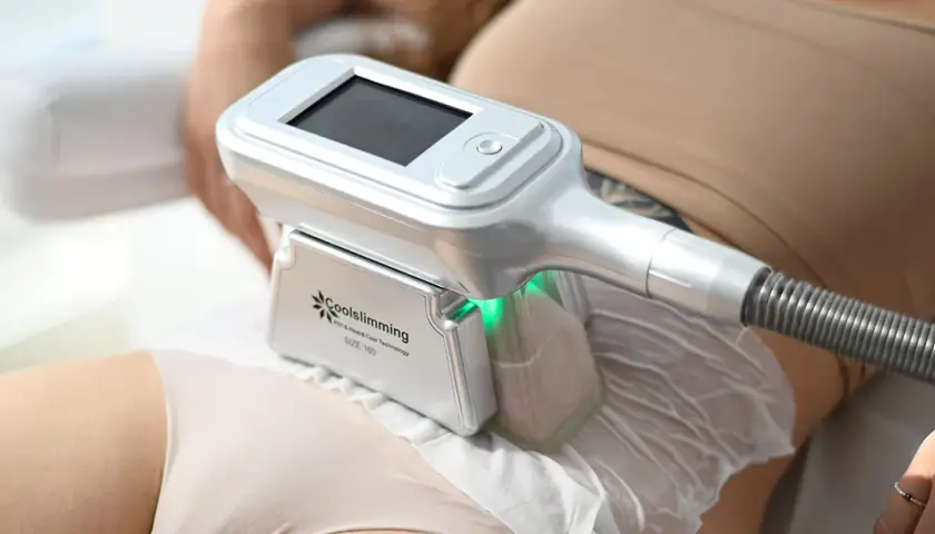 Kriolipoliza vs Endermologia: Który zabieg wybrać? Porównanie