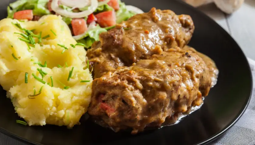 Roladki ze schabu z pieczarkami w sosie, podane z purée ziemniaczanym i sałatką. Pyszny obiad!
