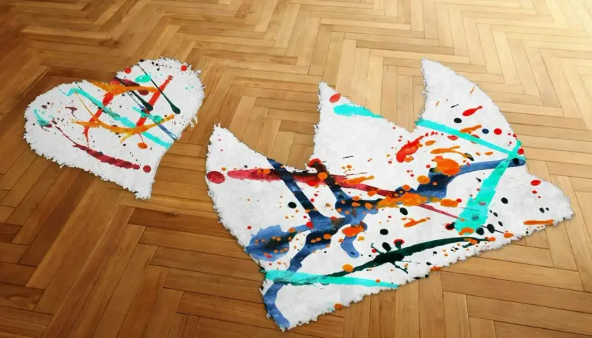 Zwei Teppiche, Herz und Krone, mit lebendigen Farbklecksen. Ein Kunstwerk, das man gerne teppich malen würde.
