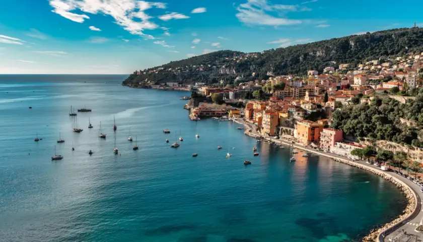 Bunte Häuser am türkisfarbenen Meer, Boote im Hafen – hier sind die Côte d'Azur Geheimtipps für Ihren Traumurlaub.