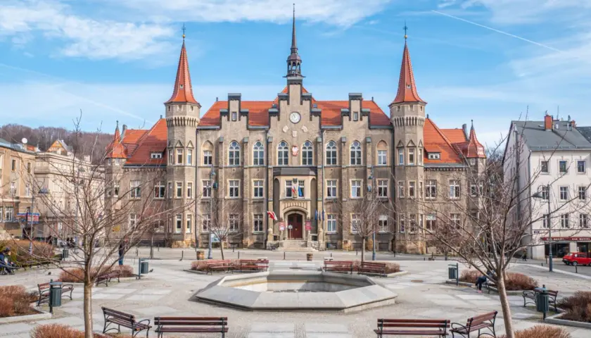 Rynek w Wałbrzychu z ratuszem i fontanną. Idealne miejsce na spacer, a w okolicy znajdziesz wiele atrakcji dla dzieci.