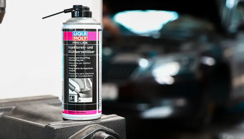 Puszka preparatu LIQUI MOLY do usuwania zapieczonych wtryskiwaczy i świec żarowych, firmy znanej z wysokiej jakości środków do pielęgnacji aut.
