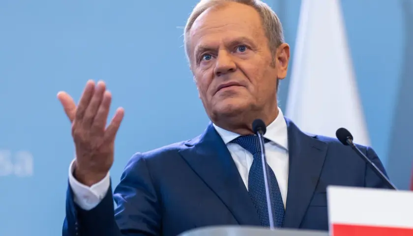 Donald Tusk gestykuluje, mówiąc o lutowej blokadzie drogi Jasło-Krosno.
