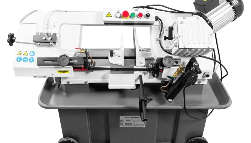 Eine mobile Metallbandsäge mit Motor, Kühlmittelzufuhr und Bedienfeld. Sie steht auf einem Untergestell mit Rollen für einfachen Transport.