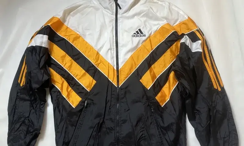 Kurtka vintage Adidas: Powrót do lat 90.? Moda znów zaskakuje!