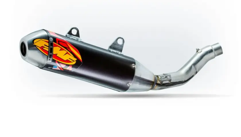 Czarny tłumik FMF Powercore 4 z metaliczną końcówką i naklejką FMF.