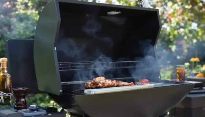 Viande et légumes grillés sur un brasero fumant. La réponse à la question : peut-on faire des grillades sur un brasero ? est oui !