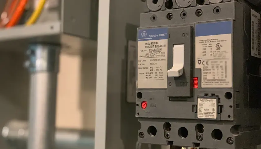 Bezpieczniki do domu: wyłącznik GE Spectra RMS, 150A, 600V. Zapewnia bezpieczeństwo instalacji elektrycznej.