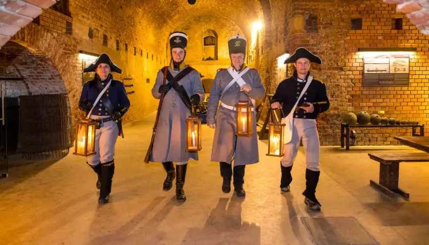Czterech rekonstruktorów w historycznych strojach wojskowych, niosących latarnie, przemierza ceglane podziemia. To jedne z wielu atrakcji Srebrnej Góry.