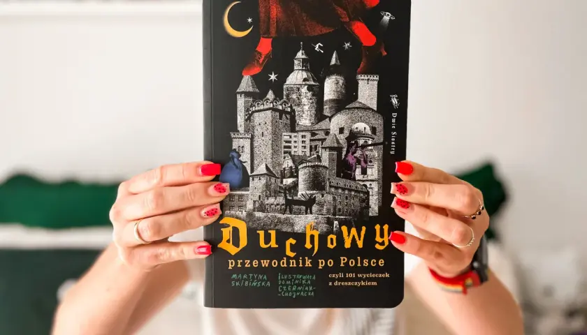 Okładka książki "Duchowy przewodnik po Polsce" z zamkiem i księżycem. Idealna lektura dla każdego, kto szuka duchowych wrażeń.