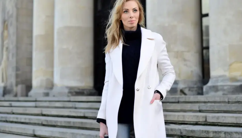 Biały płaszcz: Stylizacje, które odmienią Twój look! Porady ekspertki