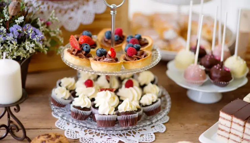 Słodkie przekąski na imprezę: babeczki, tartaletki z owocami, cake pops i ciasto czekoladowe.