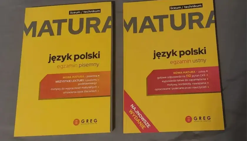 Dwie żółte książki z napisem "Matura język polski", jedna do egzaminu pisemnego, druga do ustnego.