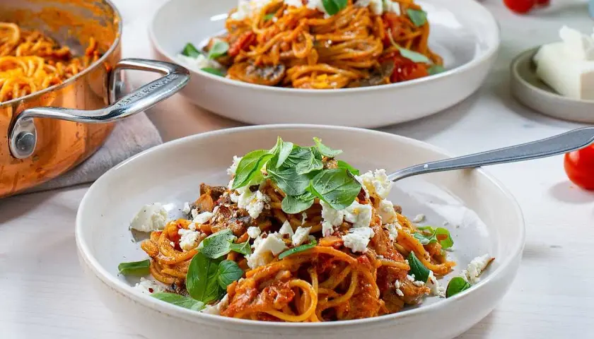 Enkel och god one pot pasta med tomatsås, svamp och fetaost. Serveras med färsk basilika.