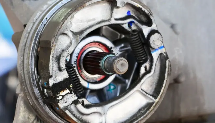 Detalle del freno de tambor de motocicleta, mostrando las zapatas y resortes.