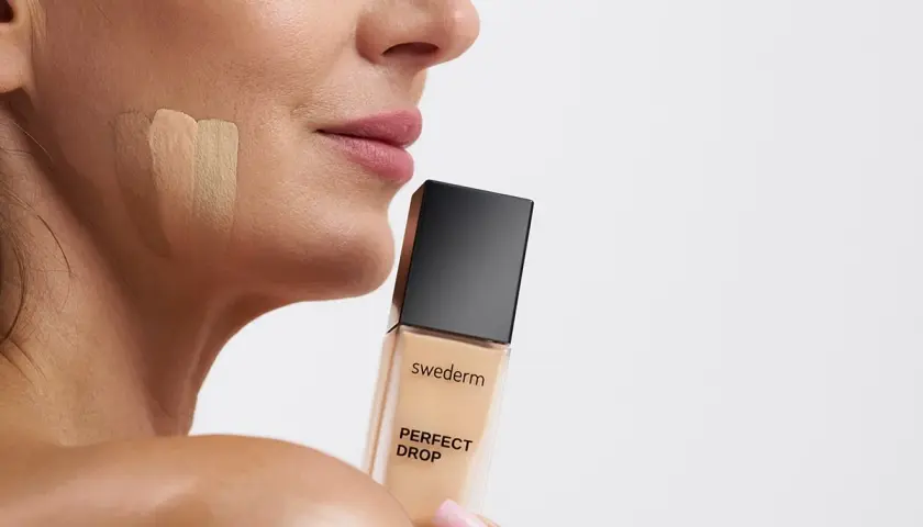 Testujesz odcienie podkładu, by dowiedzieć się, dlaczego podkład się waży. Swederm Perfect Drop.