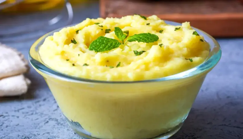 Puszyste puree ziemniaczane, idealne jako dodatek do obiadu. Prosty przepis na puree ziemniaczane.