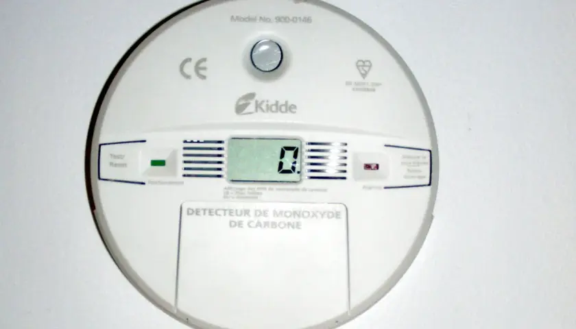 Détecteur de monoxyde de carbone Kidde. L'écran affiche "0", indiquant le fonctionnement normal et comment fonctionne un détecteur de monoxyde de carbone. Boutons Test/Reset et Alarme visibles.