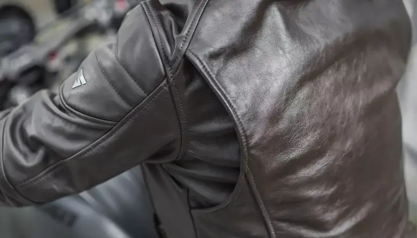 Skórzana kurtka motocyklowa Shima Blake z pikowanymi detalami na ramieniu i dyskretnym logo.