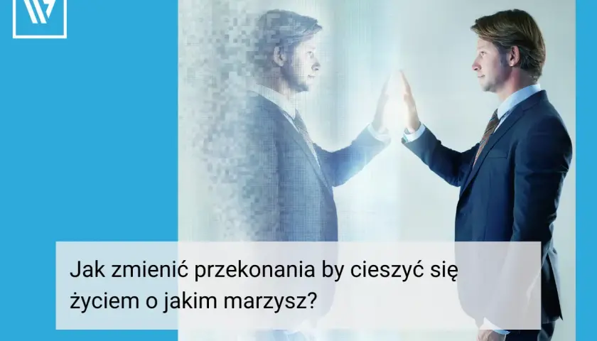 Mężczyzna w garniturze dotyka swojej cyfrowej projekcji, symbolizując zmianę **przekonań kluczowych** i transformację życia.