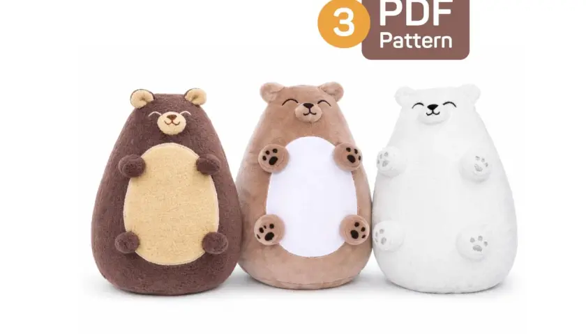 Trzy pluszowe misie w różnych kolorach. Obok nich widoczny napis "3 PDF Pattern", sugerujący wykrój misia do uszycia.
