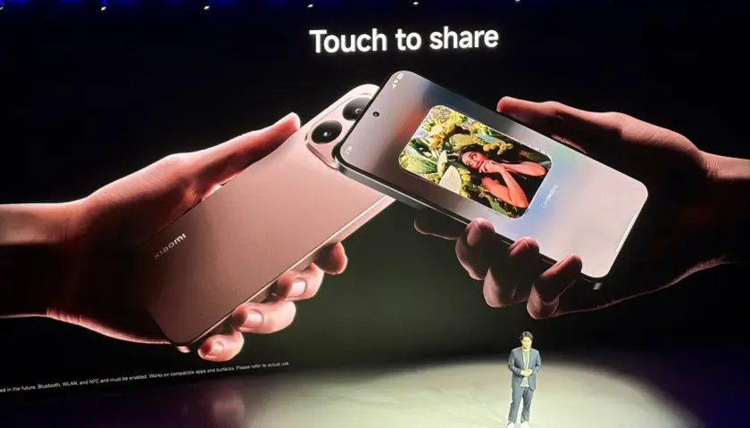 Dwie dłonie trzymają telefony Xiaomi, gotowe do udostępnienia zdjęcia. Interfejs MIUI pokazuje "Connecting" na ekranie.
