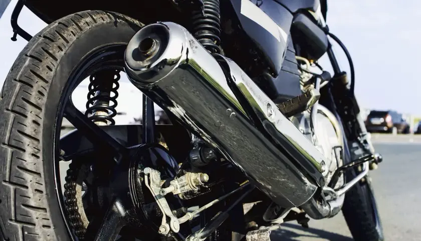 Detalle de escape cromado de motocicleta. ¿Cuánto cuesta homologar un escape para que sea legal?