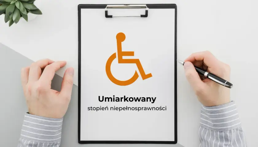 Na tablicy widnieje symbol osoby na wózku inwalidzkim i napis "Umiarkowany stopień niepełnosprawności".