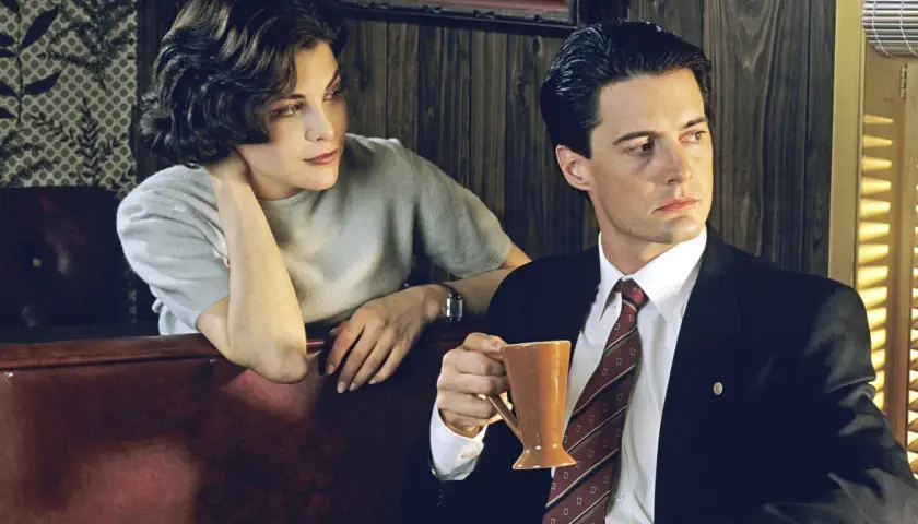 Agent Cooper i tajemnicza kobieta w miasteczku Twin Peaks.