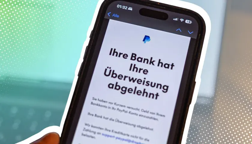 Smartphone zeigt PayPal-Nachricht: "Ihre Bank hat Ihre Überweisung abgelehnt". Ärgerlich, wenn die Zahlung fehlschlägt.
