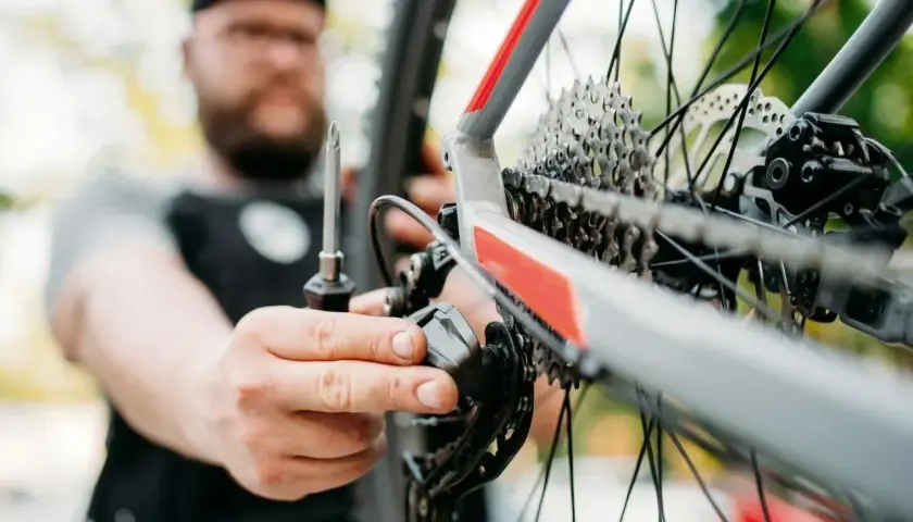 Mechanik reguluje przerzutkę, dbając o odpowiednią siłę dokręcania śrub, by rower działał sprawnie.