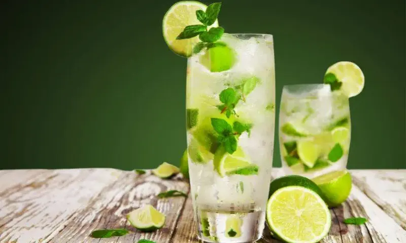 Popularne drinki: Przepisy na 6 klasycznych koktajli