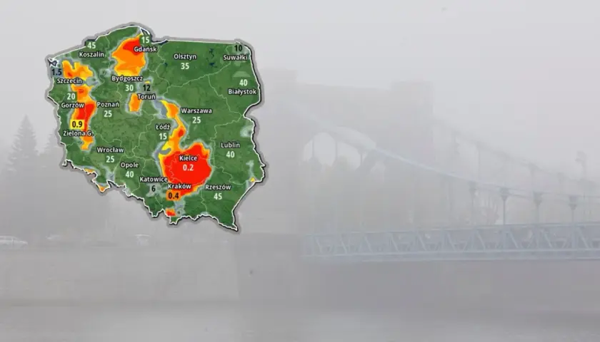 Gęsta mgła spowija most i krajobraz Polski, na której zaznaczono obszary o różnym natężeniu zjawiska.