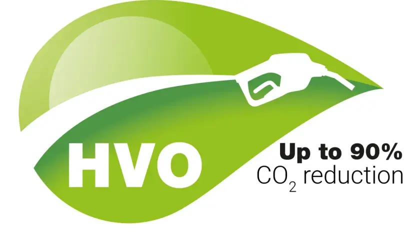 Zielony liść z logo HVO i pistoletem do paliwa. Obniża emisję CO2 do 90%.