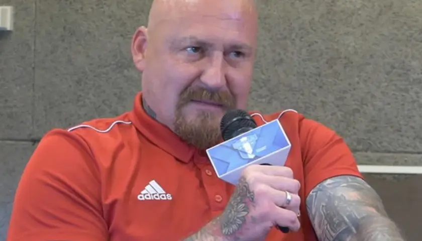 Maciej Sikorski, trener z tatuażami, udziela wywiadu.