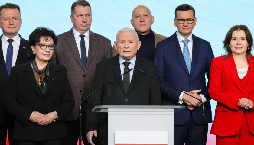 Jarosław Kaczyński przemawia, otoczony przez polityków PiS. Czy wewnątrz PiS dojdzie do rozłamu przed najbliższymi wyborami?